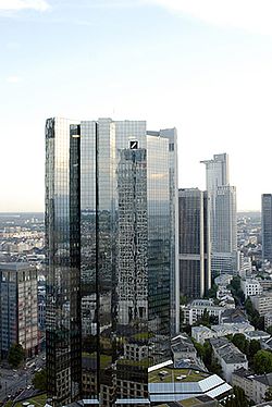 Die Location OpernTurm im Spiegel der Fassade der Deutschen Bank